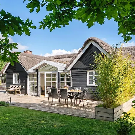 2 Bedroom Beautiful In Feriehus Børkop